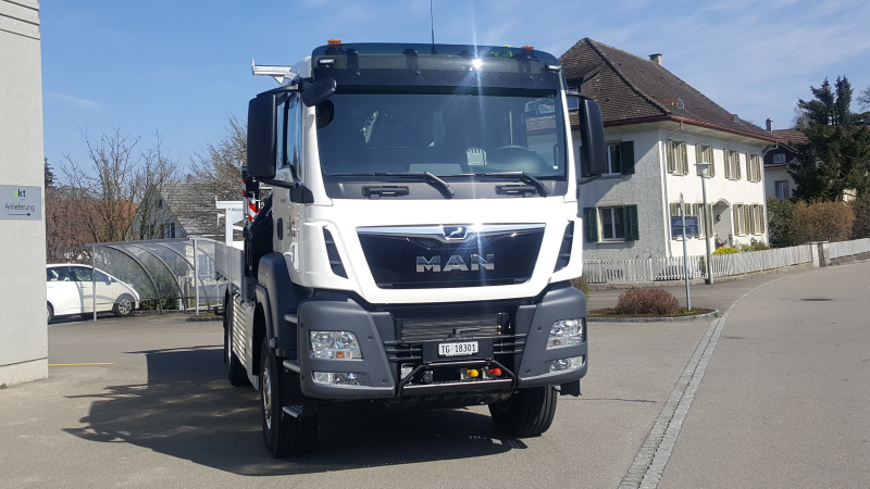 MAN TGS 18.510 4x4 mit Ladebrücke und Kran